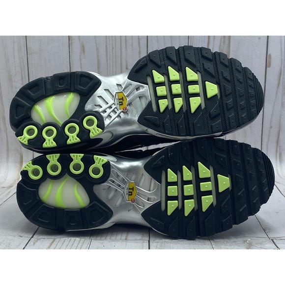 Nike Air Max Plus SE Black Chrome Size 7 DM7570‑001